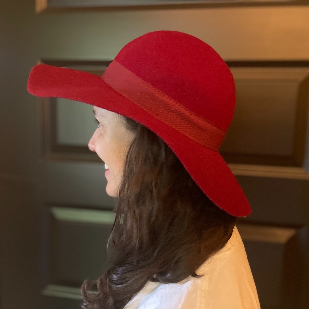 Red wool hat: Made in Italy